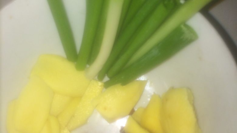 《红烧猪蹄》,一块<a style='color:red;display:inline-block;' href='/shicai/ 37'>姜</a>拍散加水烧开，<a style='color:red;display:inline-block;' href='/shicai/ 413'>猪蹄</a>洗干净放进去焯水，放入白酒不盖锅盖煮5分钟，捞出控干，另一块<a style='color:red;display:inline-block;' href='/shicai/ 37'>姜</a>切片，葱切段