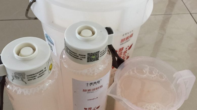 水蜜桃酵素,用过滤网把水果渣捞起,用专业的酵素保鲜瓶分装,放入冰箱(5-15度)冷藏保存,7天内饮用完效果最佳,酵素渣可以加糖按照自己口味做果酱或者环保酵素