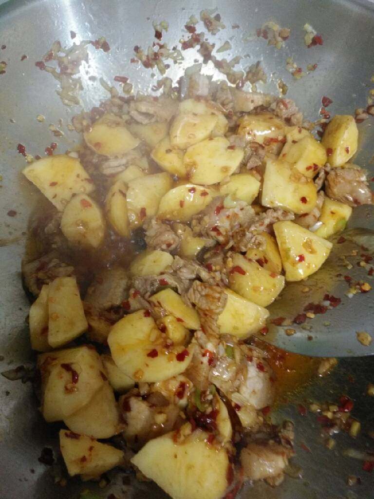 东北乱炖麻辣口!,先把土豆倒里翻炒一会