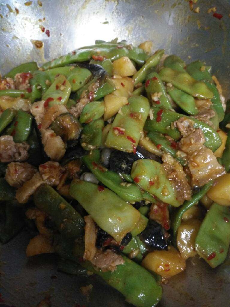 东北乱炖麻辣口!,菜炖熟,西红柿化了,土豆也融化一点!汤汁全在菜里了!麻辣软烂