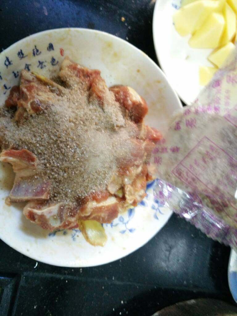 粉蒸排骨,腌好的排骨倒入<a style='color:red;display:inline-block;' href='/shicai/ 5694'>蒸肉米粉</a>抓匀,确保每一块排骨上粘满米粉。