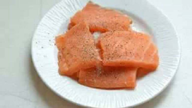 三文鱼薯饼,<a style='color:red;display:inline-block;' href='/shicai/ 363'>三文鱼</a>切片加入适量盐和<a style='color:red;display:inline-block;' href='/shicai/ 134333'>黑胡椒</a>粉。