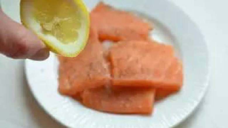 三文鱼薯饼,将<a style='color:red;display:inline-block;' href='/shicai/ 595'>柠檬</a>汁挤在三文鱼片上，将三文鱼上的调料抹匀，腌几分钟。