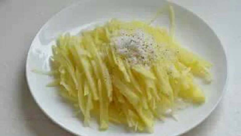 三文鱼薯饼,切好的<a style='color:red;display:inline-block;' href='/shicai/ 23'>土豆</a>丝不要洗，直接加少许盐和黑胡椒粉。
