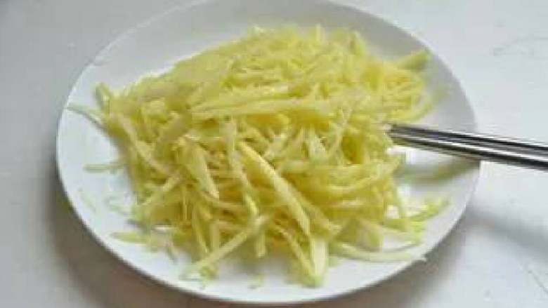 三文鱼薯饼,拌匀。