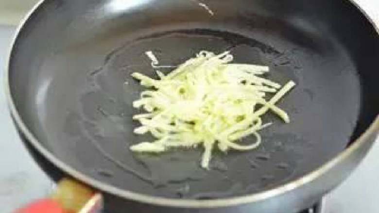 三文鱼薯饼,平底锅中放适量的<a style='color:red;display:inline-block;' href='/shicai/ 851'>橄榄油</a>，油热后将土豆饼放入。