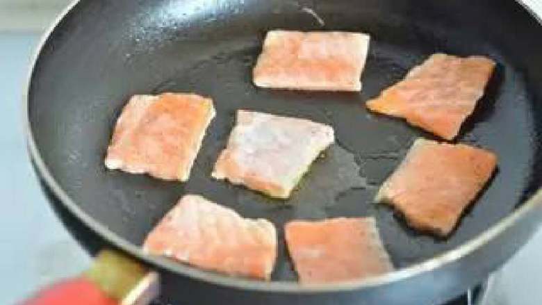 三文鱼薯饼,锅中再放少许油将腌好的三文鱼也放入。