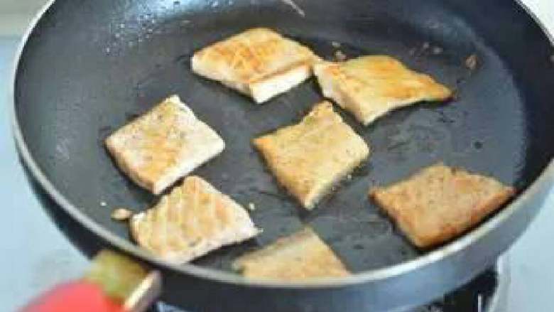 三文鱼薯饼,二面都煎熟，取出后盘中先放煎好的土豆饼，再放一片三文鱼，再加一勺<a style='color:red;display:inline-block;' href='/shicai/ 885'>酸奶</a>就可以开吃了。