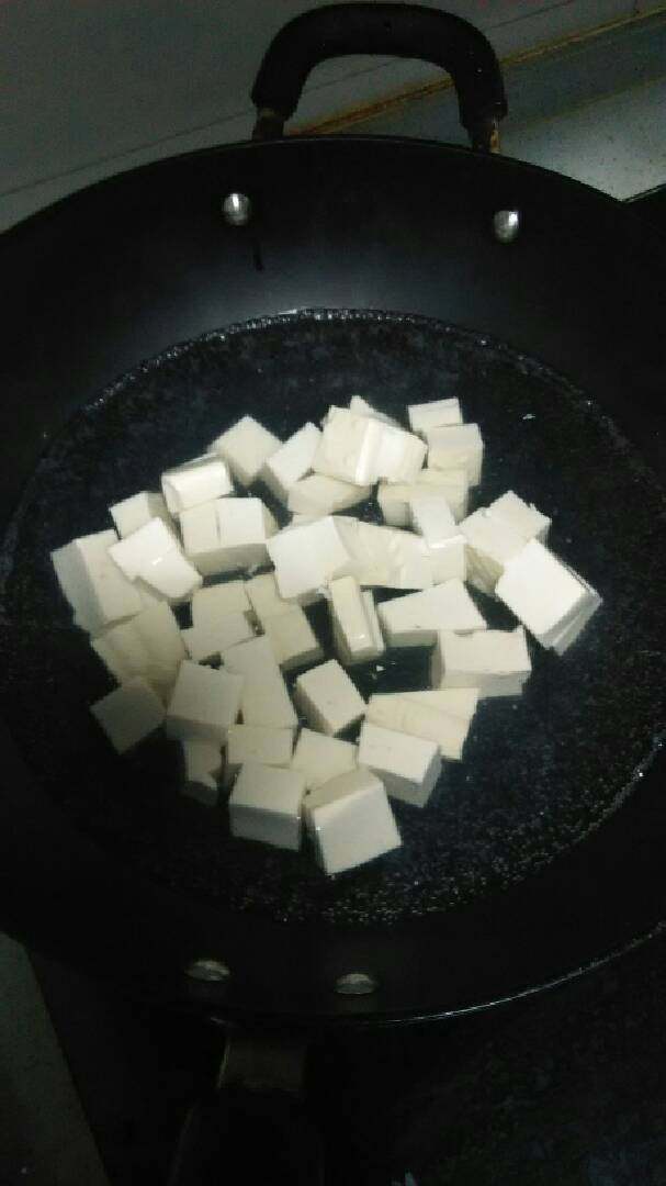 家常麻婆豆腐,豆腐切块下开水加盐煮一下，去水装盘备用。