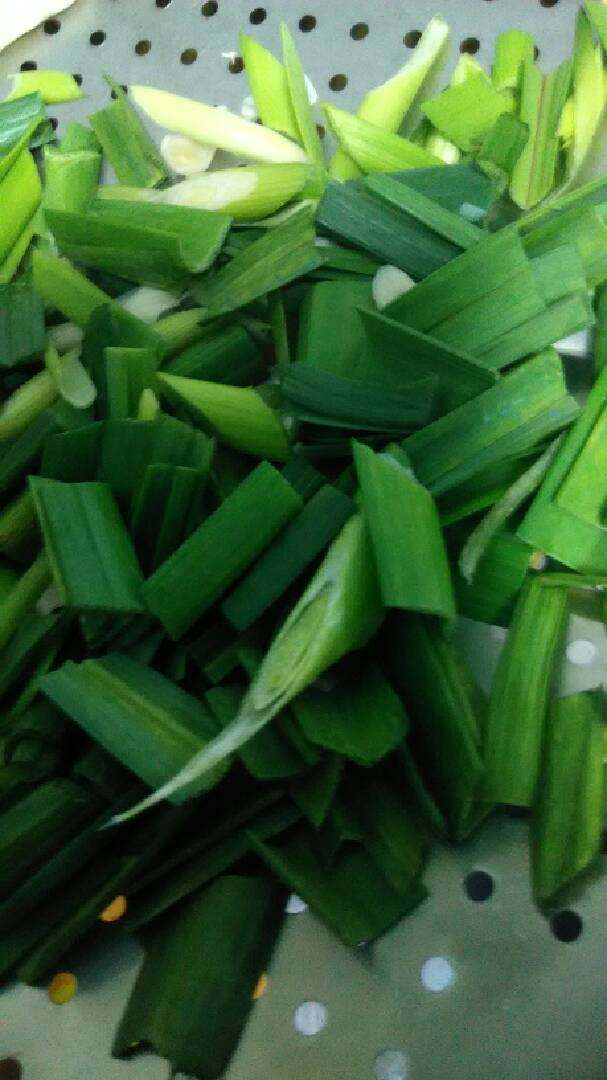 家常麻婆豆腐,香蒜苗去根切段。