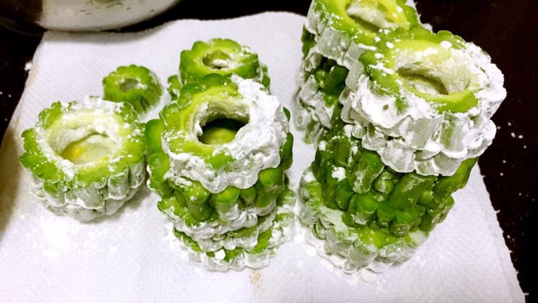 苦瓜虾蓉脆,擦干水分,稍稍蘸淀粉,主要让中心有淀粉,帮助虾蓉抓牢,不掉出来