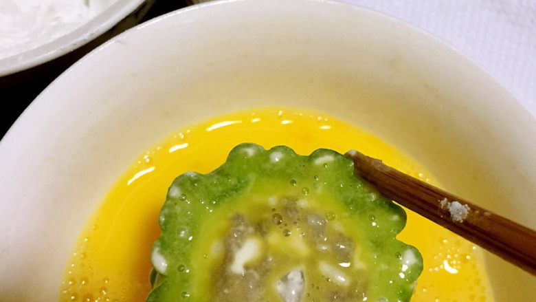 苦瓜虾蓉脆,放入打散的蛋液中