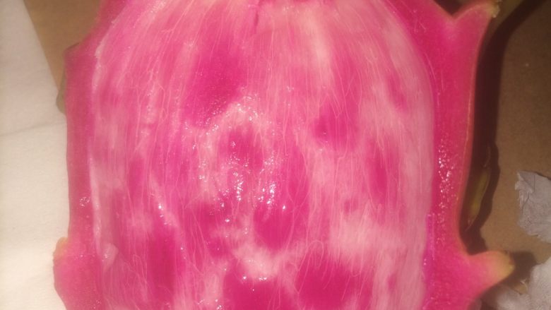 《水果酸奶沙拉》,吃完<a style='color:red;display:inline-block;' href='/shicai/ 608'>火龙果</a>，将皮留下
