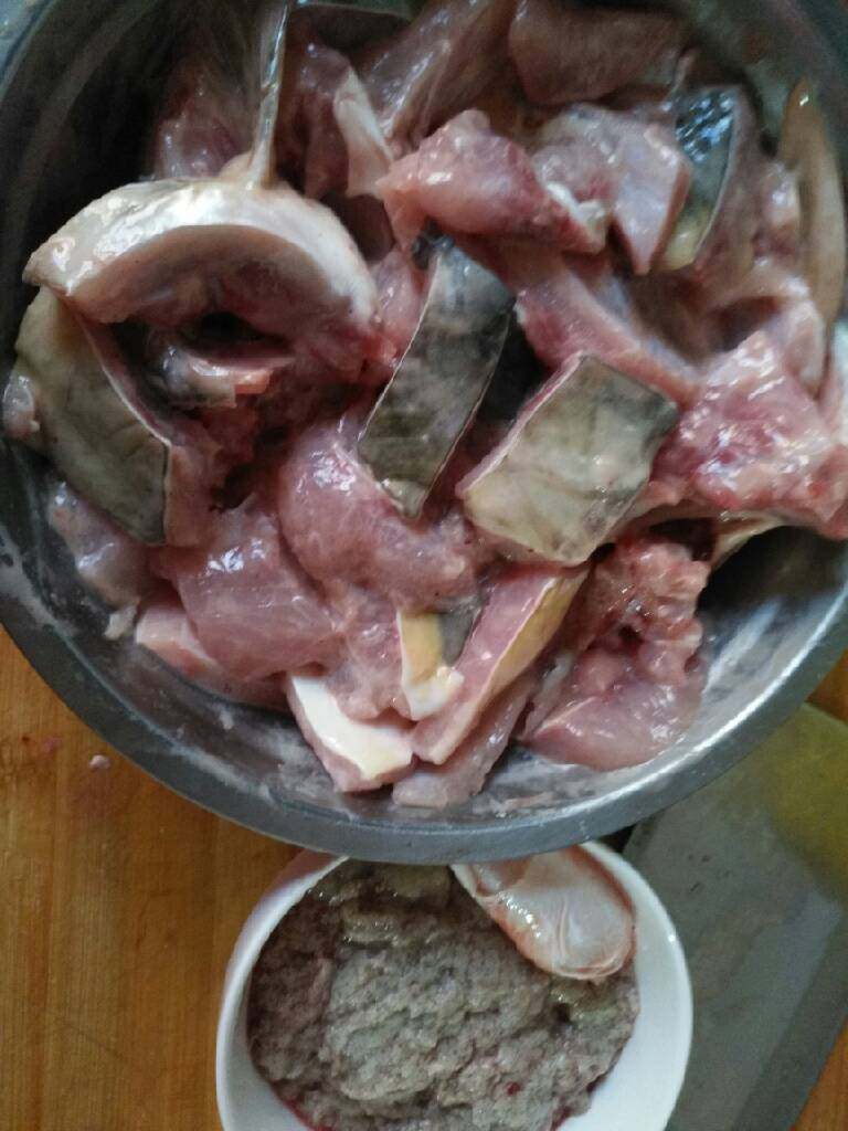 #年夜饭#水煮鱼,鱼肉倒料酒,把调料里的粉包倒里抓匀