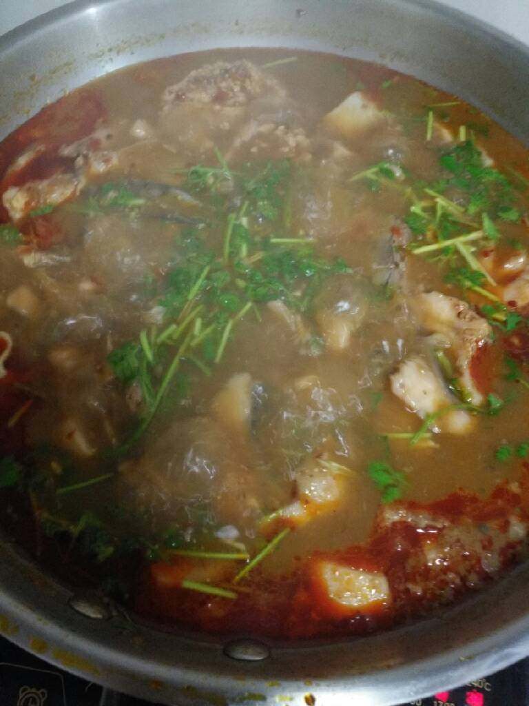 #年夜饭#水煮鱼,酱料包加水煮开下鱼肉炖,加点香菜,炖熟就好了,不要按调料上的时间,炖熟!