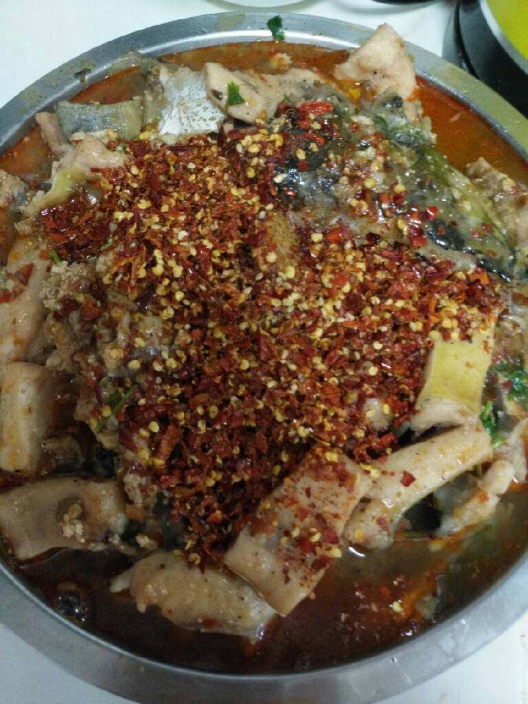 #年夜饭#水煮鱼,炖好的鱼肉带汤一起倒菜上,把干辣椒包倒上面
