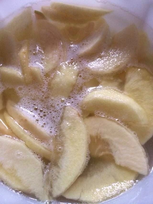 水果酵素,12小时后每天搅拌2-3次,酵素桶表面起了一些泡泡,把浮在表层的食材轻轻用搅拌勺往下按,让食材充分浸泡在液体当中,使之发酵更加充分