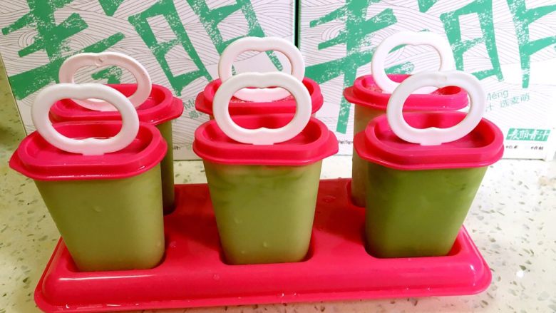 青汁酸奶雪糕,然后将拌好的青汁酸奶倒进膜具里。放进冰箱冷冻两个小时以上!