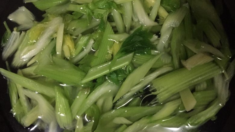 西芹木耳炒肉片,烧开水后倒入西芹,稍煮一分钟捞出
