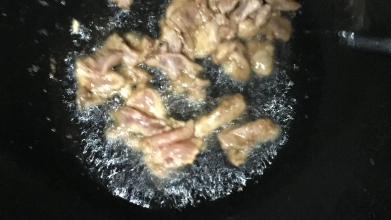 西芹木耳炒肉片,烧开油后(清淡者可少放油)快速翻炒肉片,炒至七、八成熟左右加入木耳
