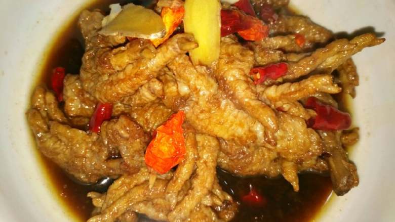 虎皮凤爪,锅中放入盐味精(少许)、酱油、<a style='color:red;display:inline-block;' href='/shicai/ 86474'>干辣椒</a>、(个人喜欢辣一点放的比较多)翻炒适量水烧开 入味