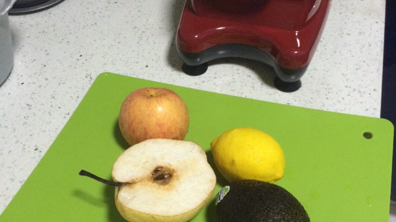 牛油果苹果汁,以上水果请用各种自认为能洗干净水果皮的东西洗净😊,并去核。