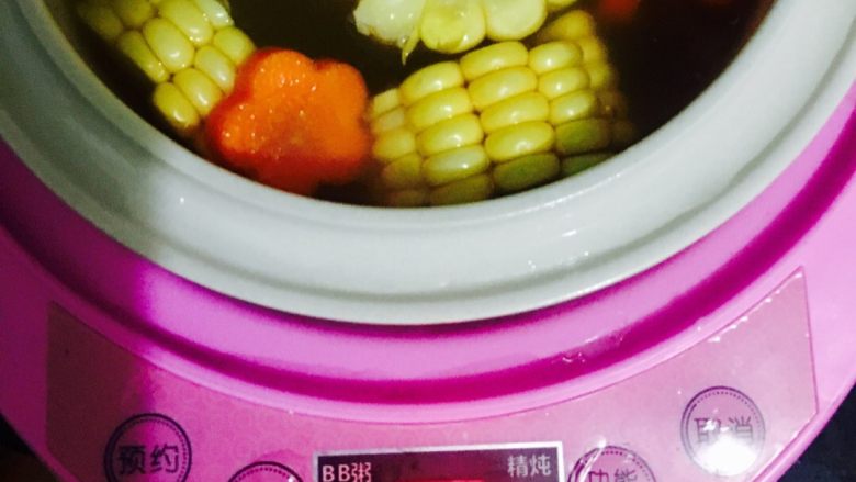 牛骨汤拉面,昨晚撮好的牛骨放入清水,加好配菜,直接调好炖煲时间,睡觉💤💤