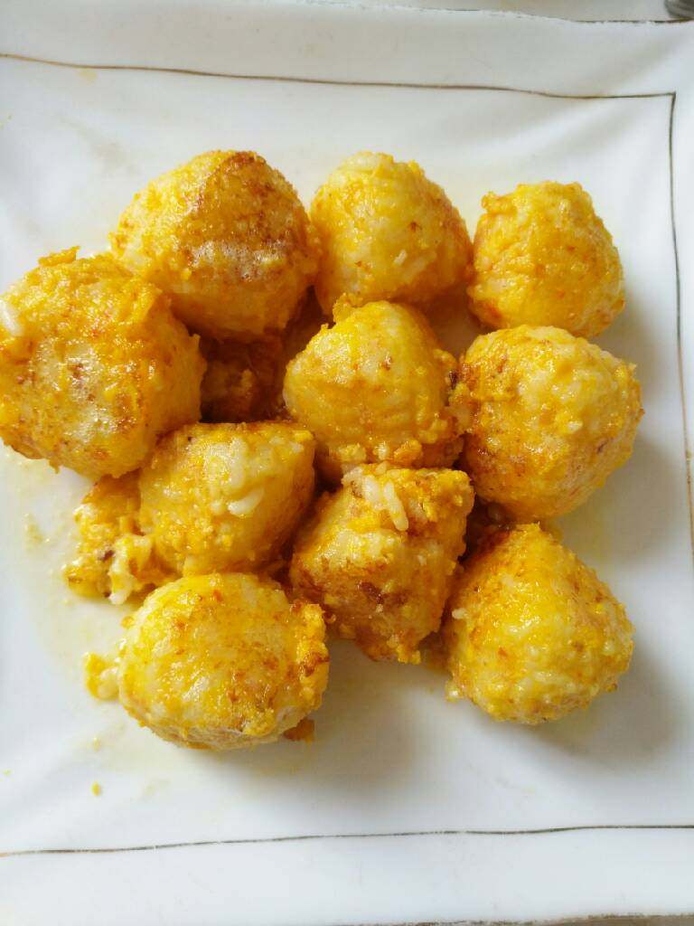 蛋黄南瓜饭团,煎好的饭团放锅里裹一层咸蛋黄就好了!很好吃!蛋黄焗南瓜的味道哈哈😄