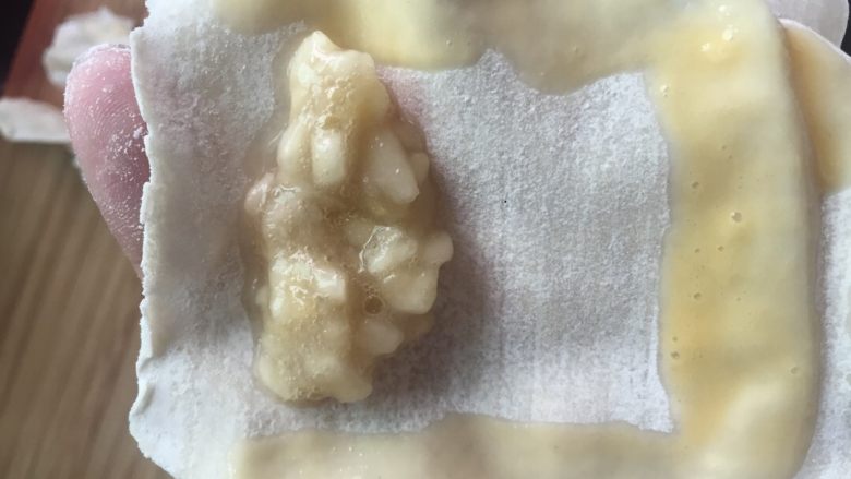 香蕉糖果🍬,取适量的香蕉柠檬馅在馄饨皮上,记得没有蛋液的一边往对面留有蛋液的一侧包,这样最后这边可以通过蛋液粘合