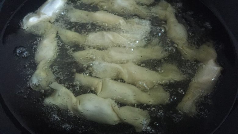 香蕉糖果🍬,油锅加热,把包好的"糖果"放入油锅炸至金黄,中间要注意油温和经常翻动(馄饨皮容易因为过热,热气会把馄饨皮挤破,香蕉容易流出,影响口感)我自己做的时候也经常这样不知道具体窍门在哪?有没高手指点下😊