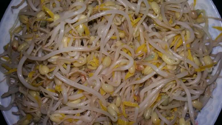 豆芽炒肉丝(自制绿豆芽),锅里放水烧开倒入一点点盐,绿豆芽焯一下捞出备用。