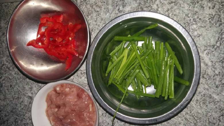 豆芽炒肉丝(自制绿豆芽),肉切丝加入一点点盐<a style='color:red;display:inline-block;' href='/shicai/ 718'>料酒</a>生姜丝腌制一下,红椒切丝葱切段备用。