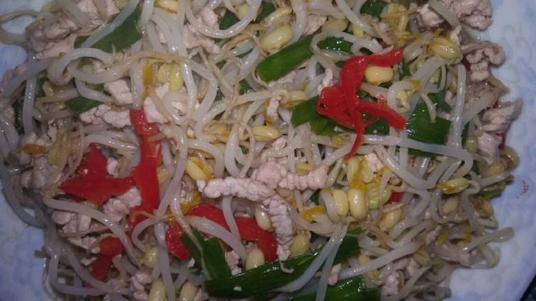 豆芽炒肉丝(自制绿豆芽),洗豆芽的时候豆芽有点红色,可炒好了那点红色没有了,看看颜色不错,味道鲜美。