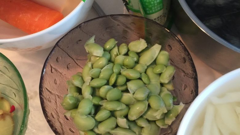 三色丝炒毛豆,<a style='color:red;display:inline-block;' href='/shicai/ 67'>毛豆</a>剥一小碗