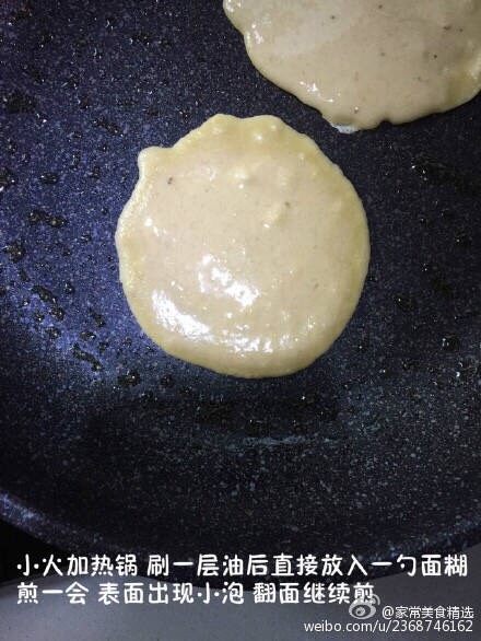 高大上的香蕉松饼ˊ_>ˋ,最后在不腻锅里 用刷子稍微刷一些油 开始煎制了 表面出现一些小泡后翻面煎制