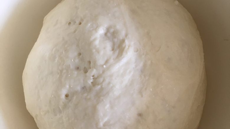 牛角包,将活好的面敷保鲜膜放入冰箱冷藏一晚上。
