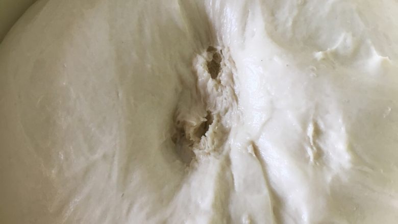 牛角包,将活好的面敷保鲜膜放置热的地方发酵,按下去不回弹就是发好了。