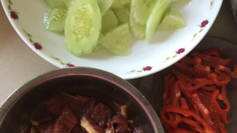 黄瓜牛肉,<a style='color:red;display:inline-block;' href='/shicai/ 216'>牛肉</a>切薄片，加入盐，糖，生粉，酱油，<a style='color:red;display:inline-block;' href='/shicai/ 813'>鸡粉</a>腌制，<a style='color:red;display:inline-block;' href='/shicai/ 54'>黄瓜</a>切薄片，红椒切丝