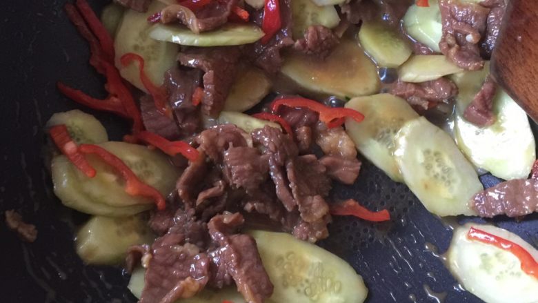 黄瓜牛肉,牛肉变色后转大火，倒入黄瓜红椒翻炒