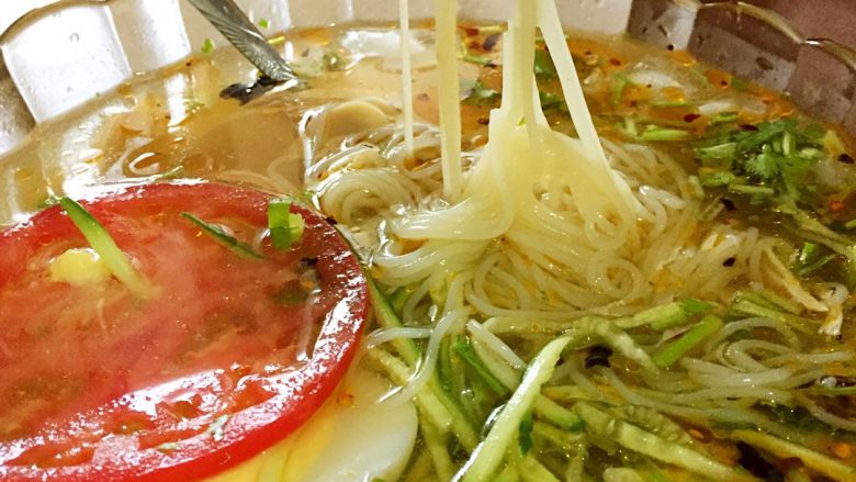 冰镇大冷面,这碗是我家庆哥吃面的时候。好吃的根本停不下来
