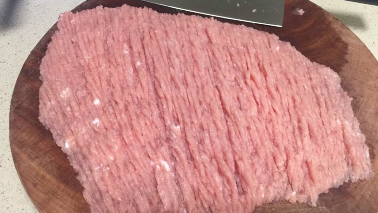 猪肉铺,把猪肉剁成泥，越碎越好，成泥状，绞肉机绞的肉还没细腻到可以做猪肉铺，如果用了绞肉机绞，买回来后再剁，剁成泥