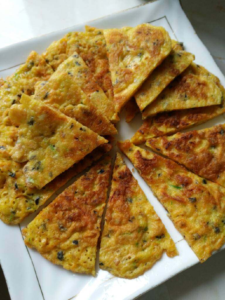 胡萝卜角瓜木耳虾仁鸡蛋饼