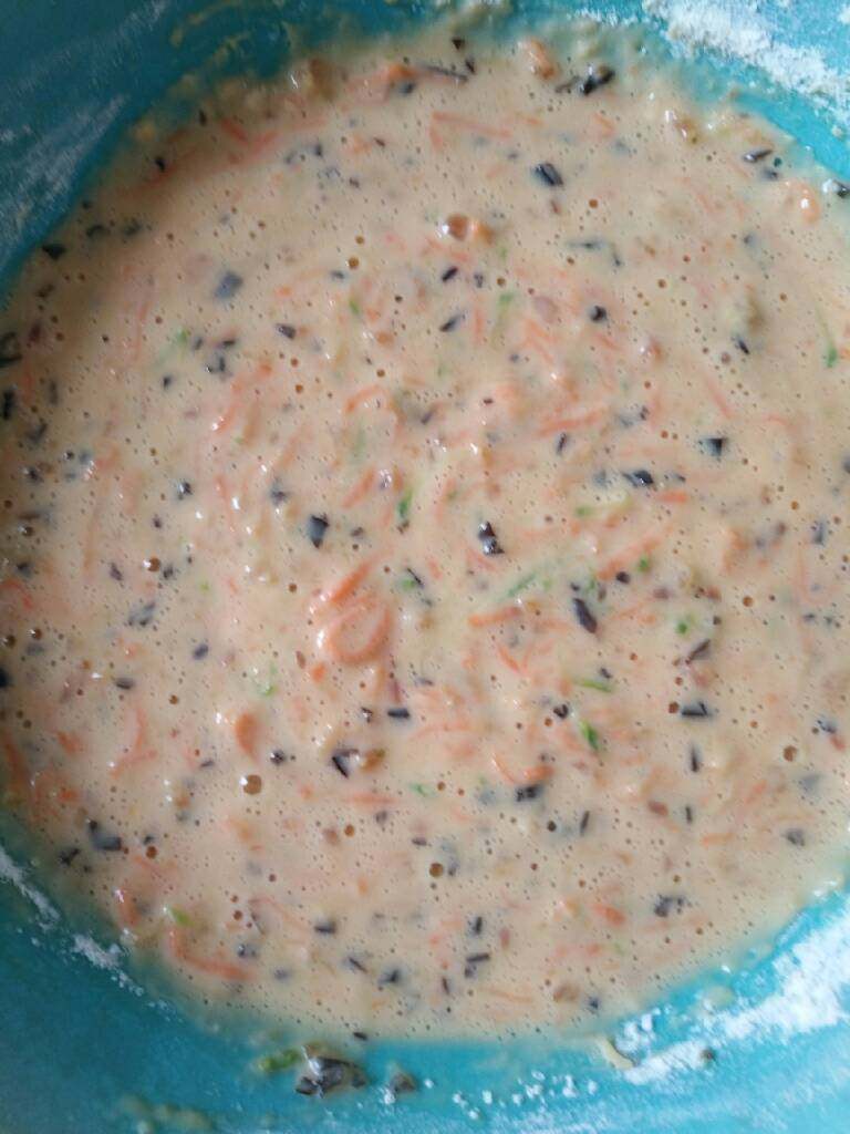 胡萝卜角瓜木耳虾仁鸡蛋饼,<a style='color:red;display:inline-block;' href='/shicai/ 25'>胡萝卜</a><a style='color:red;display:inline-block;' href='/shicai/ 3574'>角瓜</a>叉细丝，<a style='color:red;display:inline-block;' href='/shicai/ 233'>木耳</a>泡发煮熟切碎，虾仁洗净切碎，打两个鸡蛋加一点水，加面粉，不要太稀，稠一点比较好煎