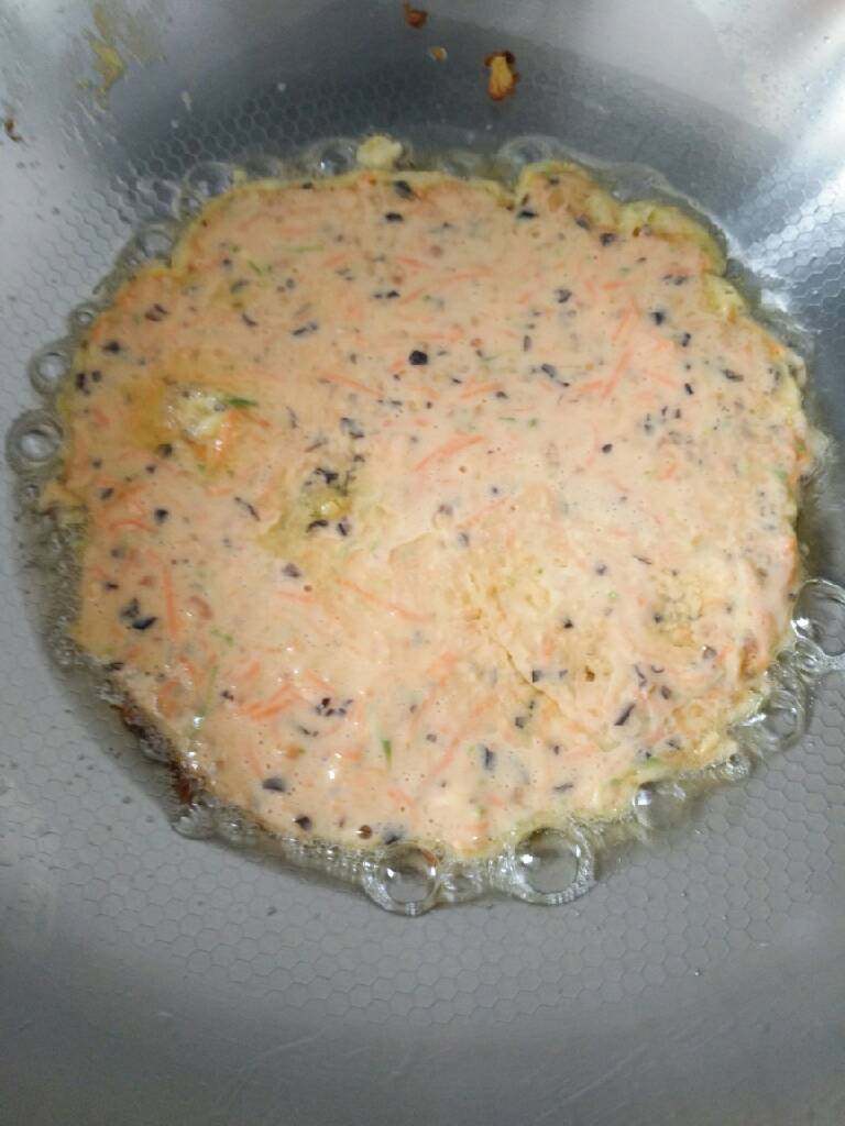 胡萝卜角瓜木耳虾仁鸡蛋饼,下锅煎到两面金黄，刚下锅大火，饼不粘锅了，转小火🔥，注意下面别胡了，小火煎到上面基本定型就可以翻面了，这样翻面不会碎！煎到两面金黄出锅