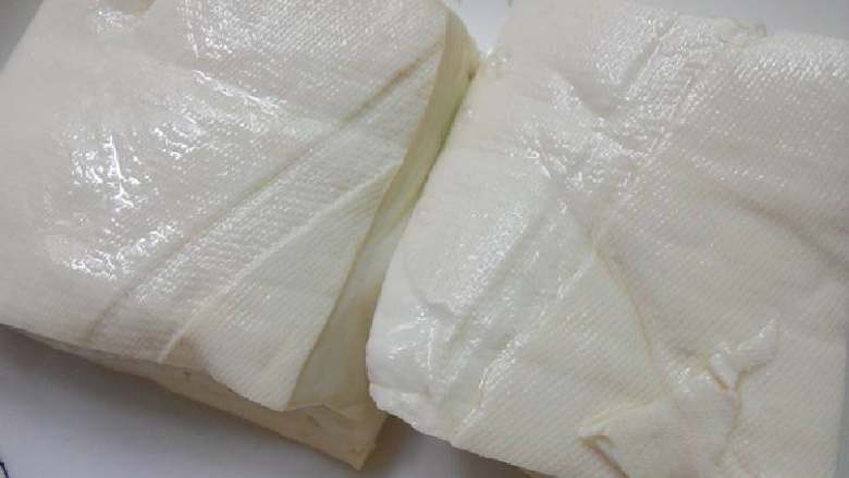 小清新&冰镇小葱拌豆腐,把买回来的豆腐用水冲洗一下,然后放在菜篓里沥干水分,蒜粒剥皮,<a style='color:red;display:inline-block;' href='/shicai/ 157'>小葱</a>洗干净备用
