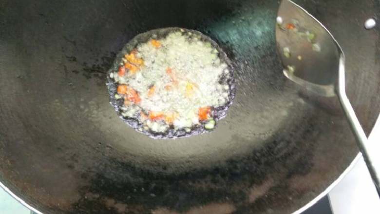 醋溜土豆丝,锅烧热后,放入葱白和辣椒