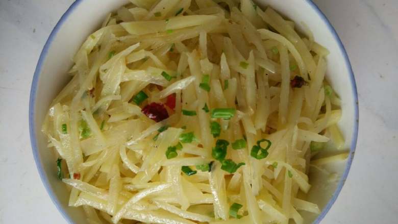 醋溜土豆丝,炒好后,放葱花,就可以出锅了