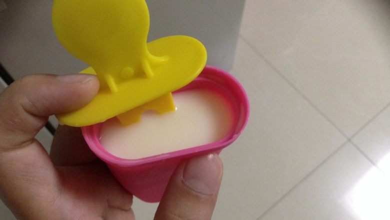 宝宝奶粉棒冰,把凉了的奶粉水放进冰箱,每隔5分钟从冰箱里拿出来搅拌,反复做,等搅拌不动为止。