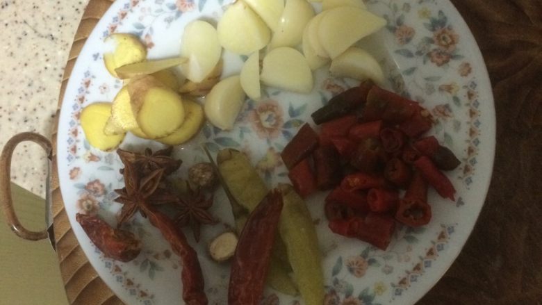 私房排骨,土豆和排骨是绝配哦,准备图上这些材料