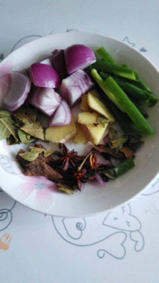 卤鸭肉,佐料准备:八角、香叶、桂皮、洋葱、花椒、葱姜